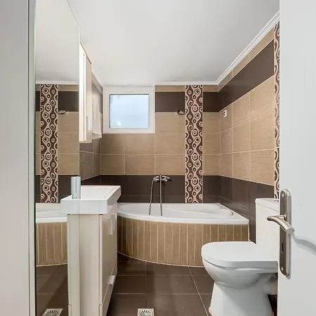 3 Bedroom In Nea Chora 400 Meters Walk To The Апартаменты *