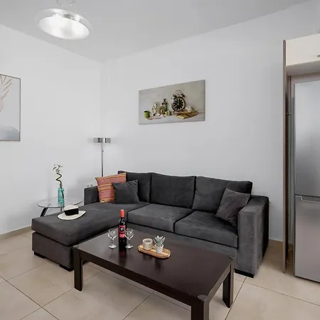 3 Bedroom In Nea Chora 400 Meters Walk To The Апартаменты Ханья