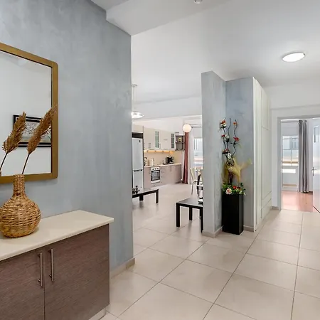 3 Bedroom In Nea Chora 400 Meters Walk To The Appartamento